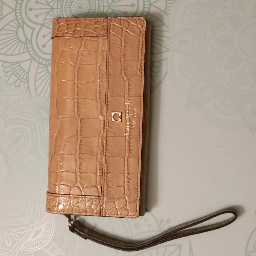 GUC Kate Spade Animal Pattern Wallet with detachable wrist strap in Cream/Blush